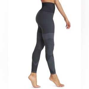 SPANX Seamless Moto Leggings Dark Monochrome Textured Tummy Control Tights Med